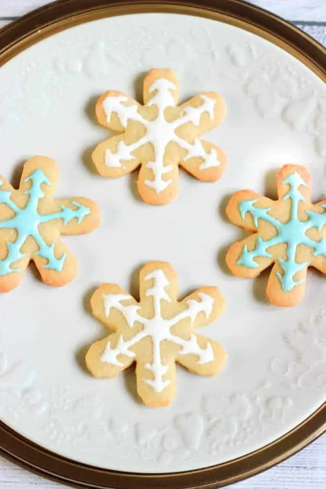 Biscuits de Noël décorés, flocons blancs et bleus