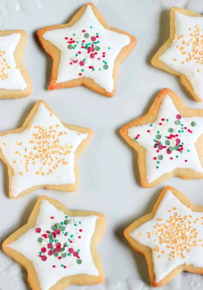 Biscuits de Noël, étoiles de Noël décorés avec glaçage brillant et paillettes