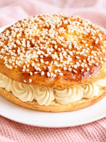 Tarte tropézienne maison garnie de crème à la fleur d’oranger et parsemée de sucre perlé