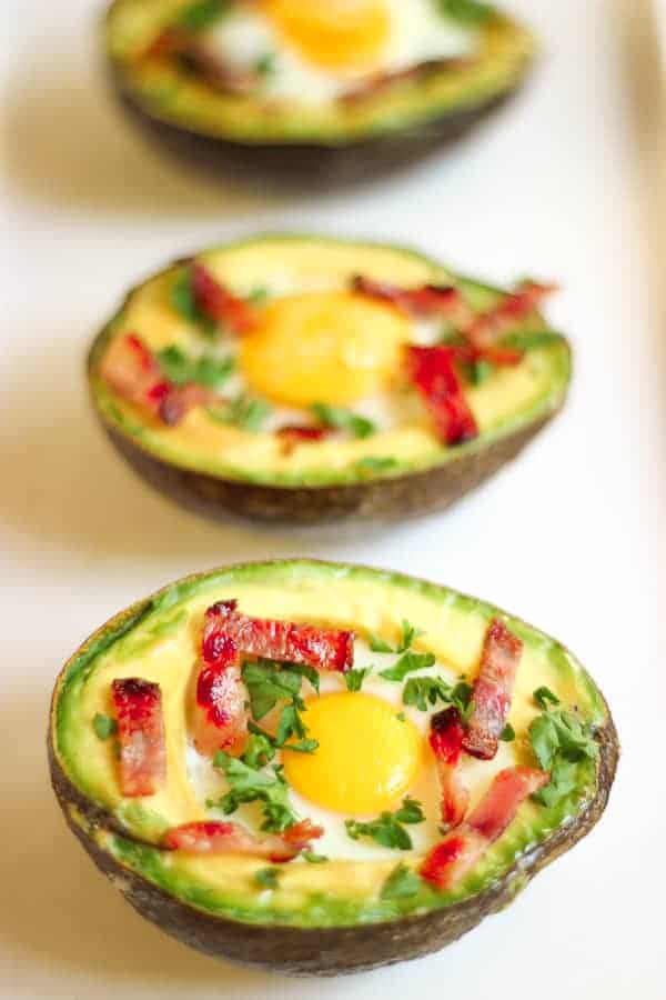 Avocats au four aux oeufs et au bacon 2 Avocats au four aux oeufs et au bacon