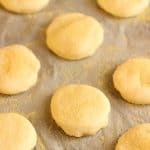 Pétrir à la main 5 à 6 minutes jusqu'à obtenir une pâte lisse qui se décolle des doigts. Recouvrir la saladier et laisser reposer la pâte 1h ou jusqu'à ce qu'elle ait doublé de volume.