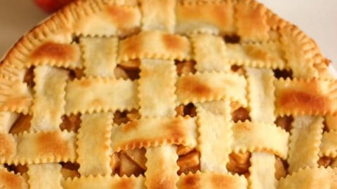 Messy à Moitié Mangé De La Tarte Aux Pommes Photo Stock - Alamy