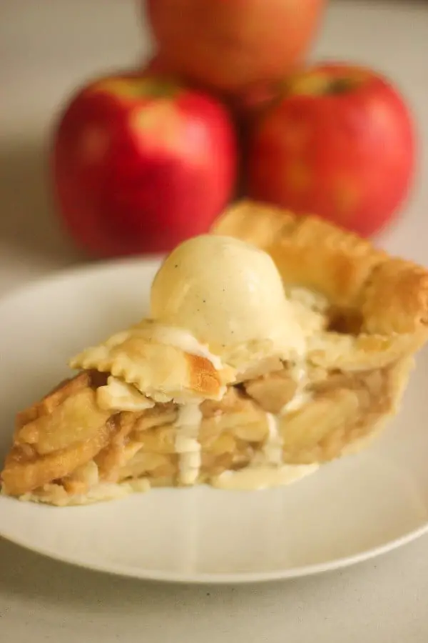 Part d'Apple Pie américaine avec boule de glace à la vanille