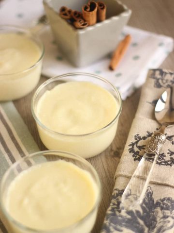 Semoule au lait dans ramequin