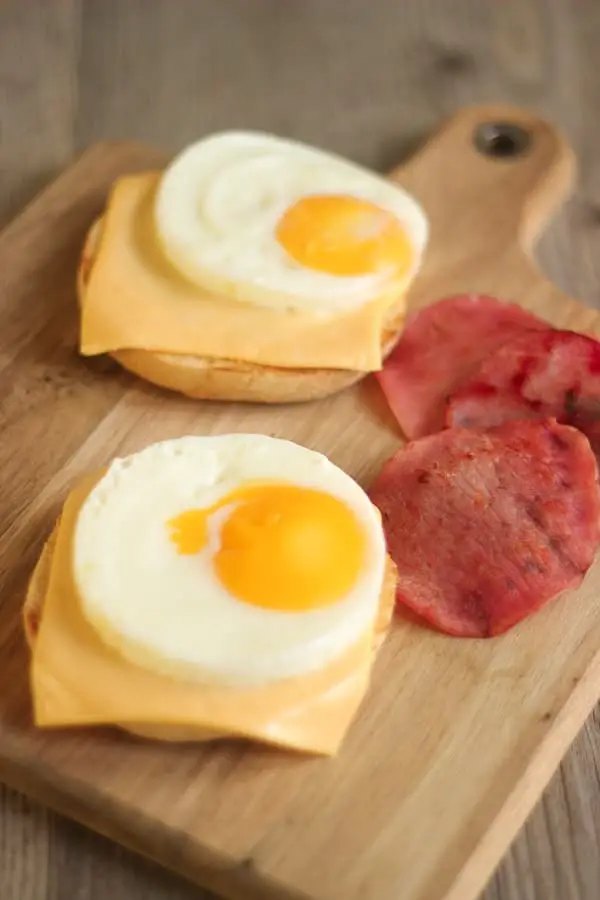 Egg muffins au bacon sur planche à découpée en bois