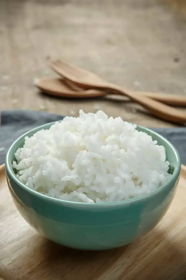 Bol de riz avec couverts en bois