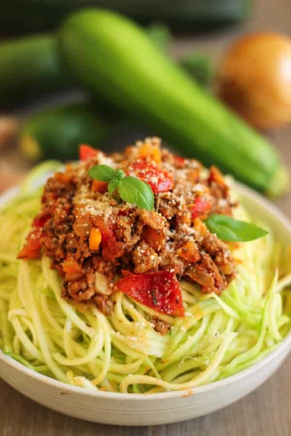 Spaghetti de courgettes à la bolognaise avec parmesan