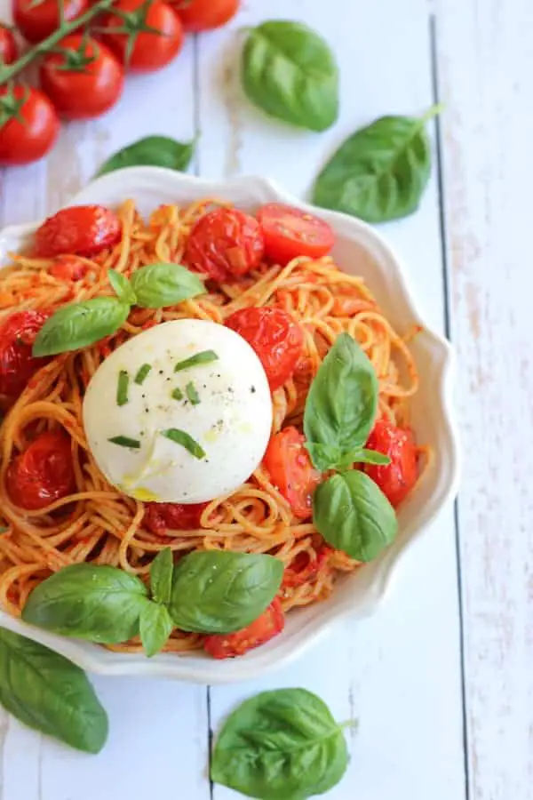 Spaghetti à la burrata, tomate et basilic
