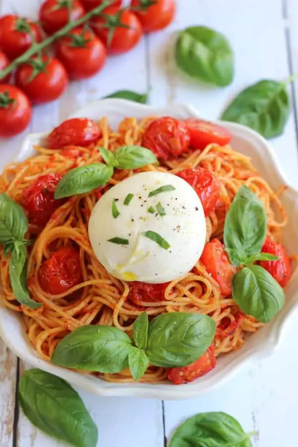 Spaghetti à la burrata et à la tomate