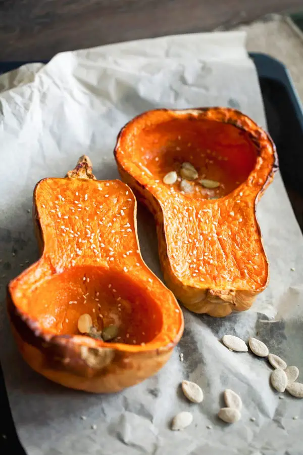 Courge butternut rôtie au four sur papier cuisson