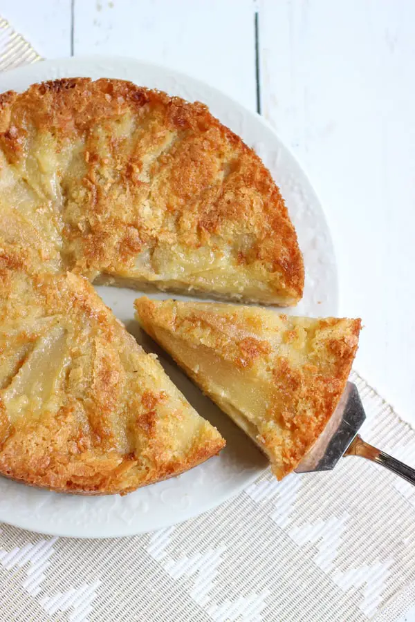 Gâteau aux poires sur assiette blanche