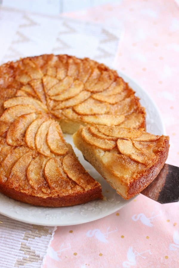 Gâteau moelleux aux pommes caramélisées