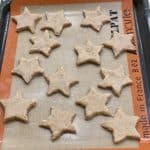 étoiles de Noël sur plaque de cuisson
