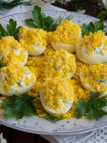 Oeufs mimosa sur assiette blanche