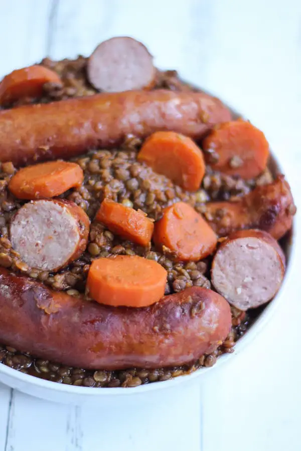assiette de saucisses aux lentilles