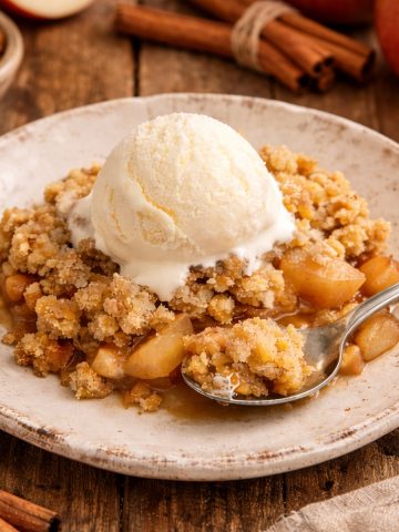 Crumble aux pommes avec sa boule de glace à la vanille
