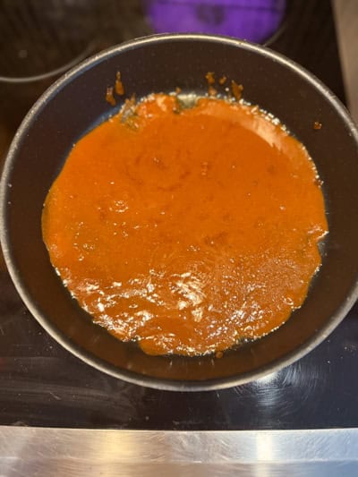 Caramel au beurre salé réparti sur le fond d’un moule à manqué.