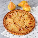 Tarte aux poires sur pâte sablée dorée, garnie de lamelles de poires fondantes et légèrement caramélisées.